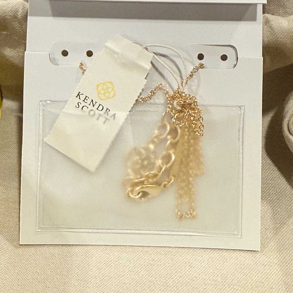 Kendra Scott Ari Pink Heart Necklace Gold Tone NWT Gift Ready - Picture 3 of 3
